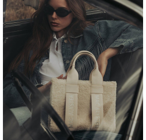 Petit sac cabas Mac Alyster effet polaire Alma KSI-252-BEIGE, beige porté mannequin