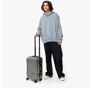 Valise cabine Eastpak à coque rigide Core Colors K0A5BJE 4S1 couleur Brushed Metal, porté