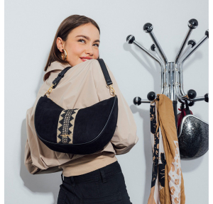 Sac demi-lune Lollipops M en suédine River S300314 couleur noir, porté mannequin