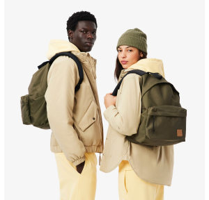 Sac à dos Lacoste Casual Croc NU5179ZU N62 couleur Vert Lierre porté par un homme et par une femme