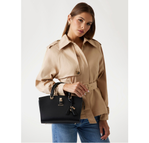 Sac porté main Guess avec pendentif Queensland HWVG9655060 BLA couleur noir, porté mannequin