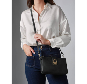 Sac bandoulière Etrier effet grainé Equestre EEQT0143 709028, couleur Noir, porté