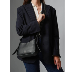 Sac bandoulière Etrier effet grainé M Foudre EFOD089M 709028, couleur Noir, porté