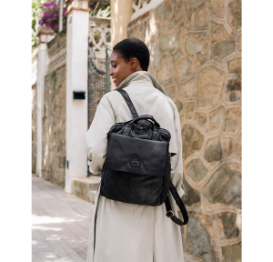 Sac à dos Biba en cuir Alex ALE1L NEGRO  couleur noir, porté mannequin