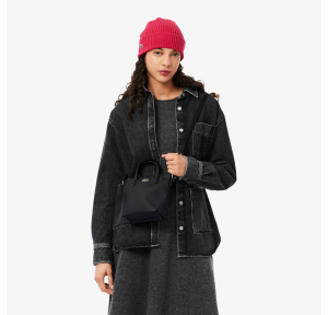 Sac bandoulière Lacoste zippé L12.12 NF2609PK 000 couleur Noir, porté mannequin