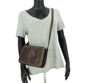 Sac bandoulière Biba clouté RAL1L MARRON couleur Marron, porté mannequin