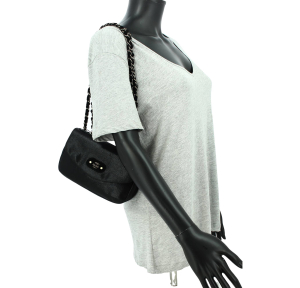 Sac baguette Mila Louise avec chaînette X1 23040LX1 01 couleur Noir, porté mannequin