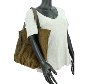 Grand sac cabas Mila Louise en velours 23220VFR1 19 couleur Gris, porté mannequin