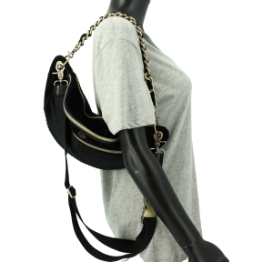 Sac banane Mila Louise effet velours 23689MVFR1 01 couleur Noir, porté mannequin