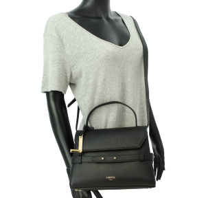 Sac porté main Lancel en cuir grainé A13948 10 couleur Noir, porté mannequin