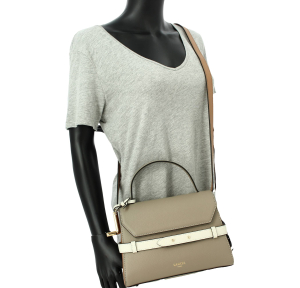 Sac porté main Lancel en cuir grainé A13949 LL couleur Beige/Camel, porté mannequin