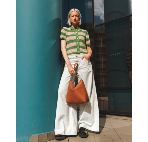 Sac seau zippé Les Ateliers Fourès Iliade en cuir pleine fleur I426 Fauve (Marron cognac) porté