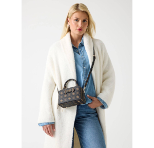 Petit sac à main Guess Logo 4G Silia HWGP989076 ESL couleur Marron foncé, porté mannequin