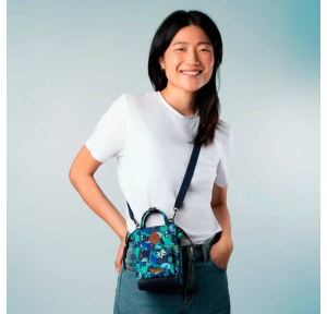 Sac bandoulière nano Cabaia édition limitée anniversaire 10 ans Adventurer NANO 10ANS MANAUS couleur Manaus, porté mannequin