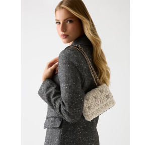 Mini sac bandoulière en tweed Guess Everlee HWAT867978-IVO Blanc Ivoire porté