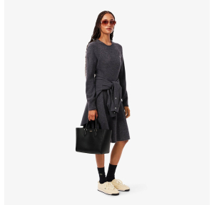 Sac cabas Lacoste en cuir grainé Champs Elysées NF5102PH 000 couleur Noir, porté mannequin à la main