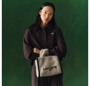 Sac cabas S Lacoste effet fourrure Heritage NF5116HX Q21 couleur Naturel noir, porté mannequin