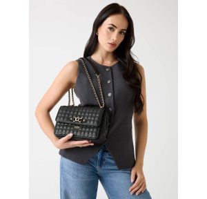 Sac bandoulière Guess surpiqué Nadira HWQG842421 BLA couleur Noir, porté mannequin