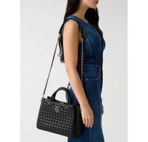 Sac à main effet matelassé Guess Nadira HWQG8424060-BLA Noir porté en bandoulière