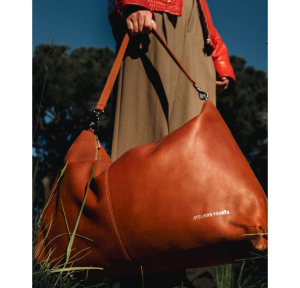 Sac porté épaule Les Ateliers Fourès en cuir de vachette Iliade I926 FAU, couleur Fauve, porté