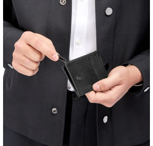 Porte-cartes zip Hugo Boss Double B Saffiano cuir HLK526A Noir porté