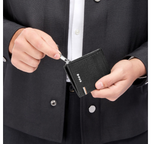Porte-cartes zip Hugo Boss Iconic cuir texturé HLK521A Noir porté