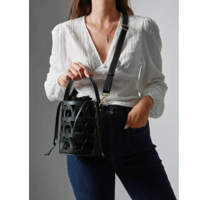 Sac seau Etrier en cuir Epona EEPO136M 709028 couleur Noir, porté mannequin