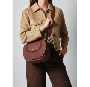 Sac bandoulière Etrier en cuir Lasso ELAS512M 709338 couleur Chataigne, porté mannequin