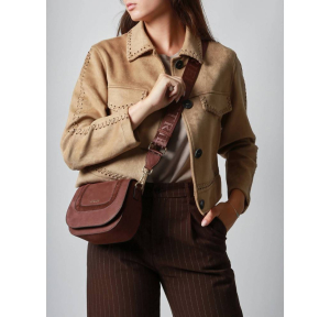 Petit sac bandoulière Etrier en cuir Lasso ELAS512S 709338 couleur Chataigne, porté mannequin