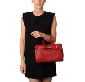 Petit sac à main Mac Douglas en cuir grainé Pyla Romy PYLARO VG64XXS, couleur Carmin, porté  main