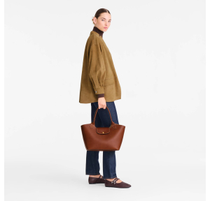 Sac à main Longchamp en cuir Épure 10346HYZ 035, couleur Brun, porté