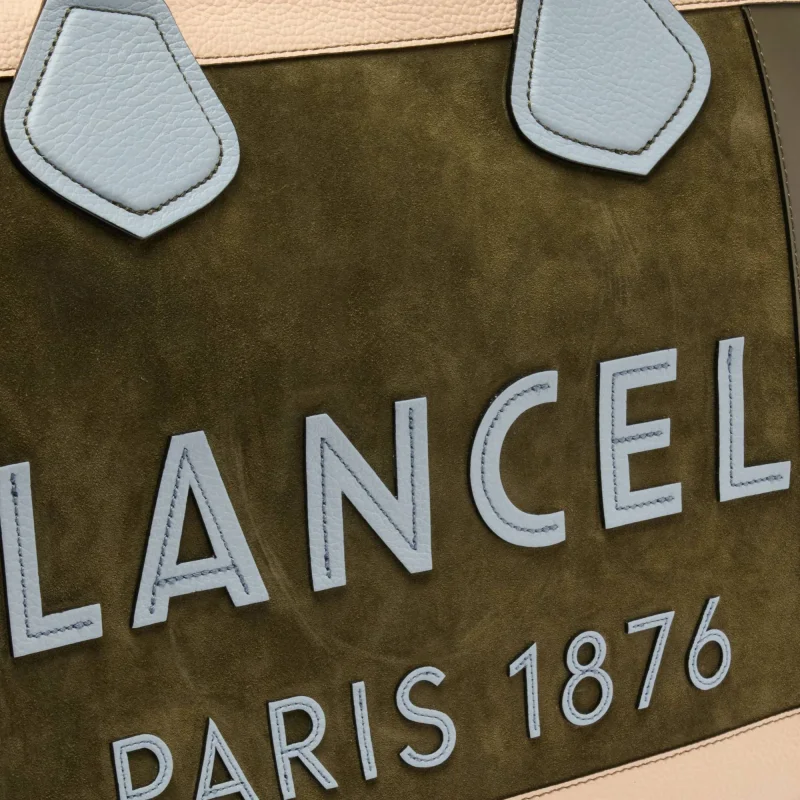 Sac cabas Lancel en daim zippé L Tote A13369 AH, couleur Mco kaki f, vue de près Sac cabas Lancel en daim zippé L Tote A13369 AH, couleur Mco kaki f, vue de près