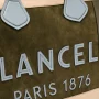 Sac cabas Lancel en daim zippé L Tote A13369 AH, couleur Mco kaki f, vue de près Sac cabas Lancel en daim zippé L Tote A13369 AH, couleur Mco kaki f, vue de près