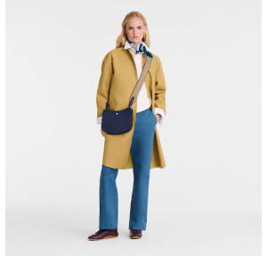 Sac bandoulière Longchamp en cuir Epure 10357HFY 006 couleur Marine, porté mannequin