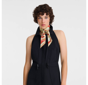 Bandeau Longchamp en soie En Pleine Vague 51051GSO 244 couleur Pistache, porté mannequin