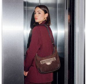 Sac hobo Lollipops effet suède Roberto S300326- 2 couleur Marron, porté mannequin