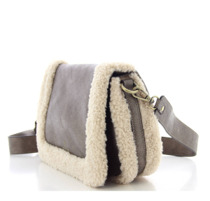 Sac besace Mia and Joy effet fourrure MJ2272 BRO, vue de profil