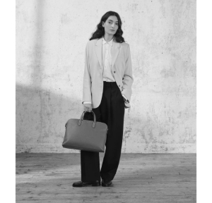 Porte documents Le Tanneur 1 soufflet 15" en cuir grainé TSOP4002 N01, couleur Noir, porté