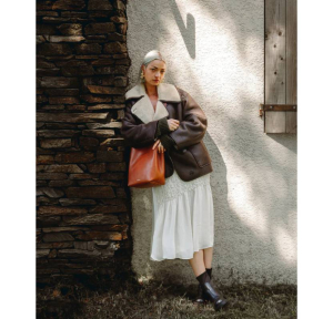 Sac seau Les Ateliers Fourès Alceste H610 FAU, couleur Fauve, porté