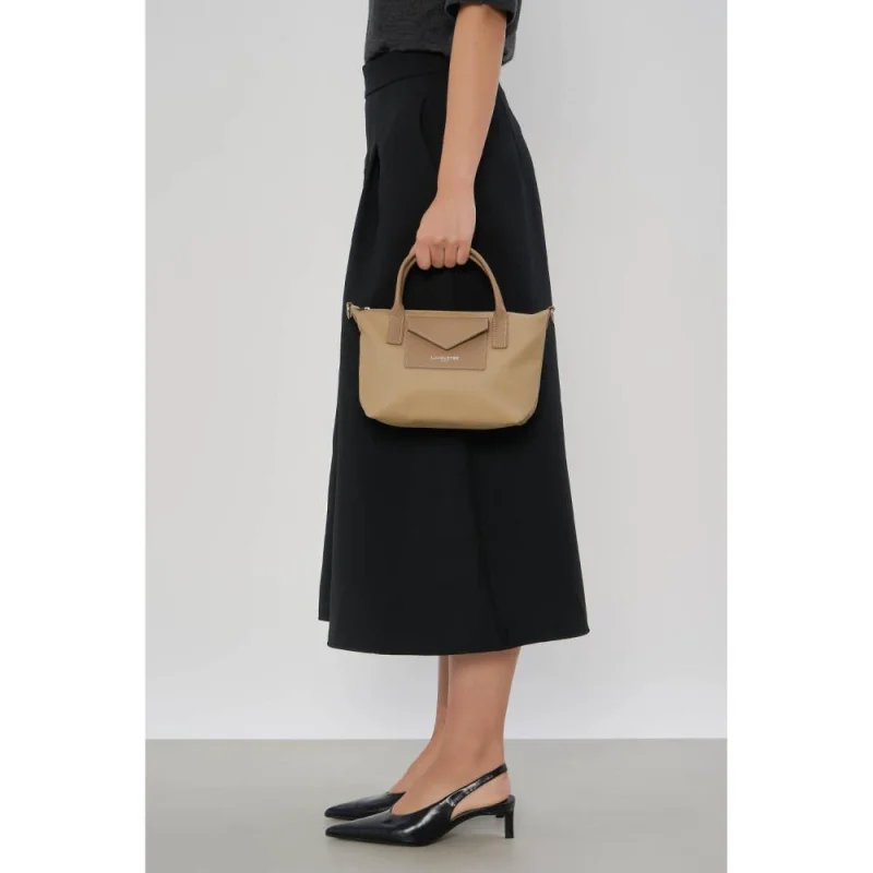 Sac à main Lancaster cabas Storm KBA 516-71 BE/FO couleur Beige foncé, porté mannequin Sac à main Lancaster cabas Storm KBA 516-71 BE/FO couleur Beige foncé, porté mannequin