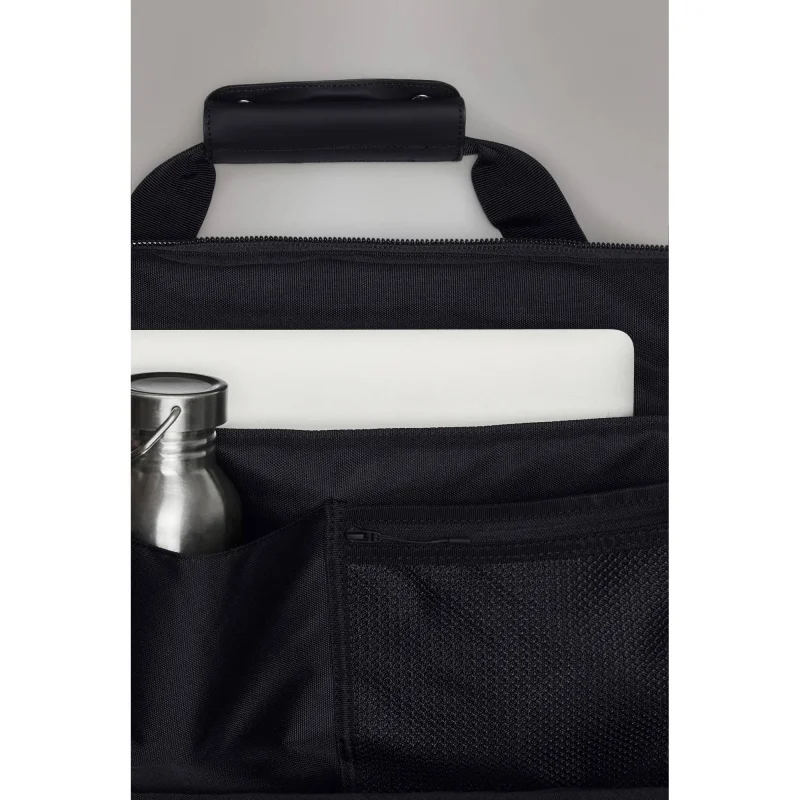 Sac à dos Rains fourre-tout Texel 14240 01, couleur Noir, vue de près avec gourde Sac à dos Rains fourre-tout Texel 14240 01, couleur Noir, vue de près avec gourde