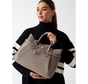 Sac à main Guess effet grainé Yesba HWBG7833070-DRT Dark Taupe (Taupe foncé) porté