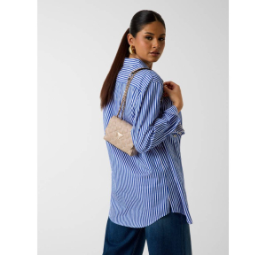 Petit sac bandoulière Guess effet matelassé Giully HWBQ967374 PLC couleur Beige, porté mannequin