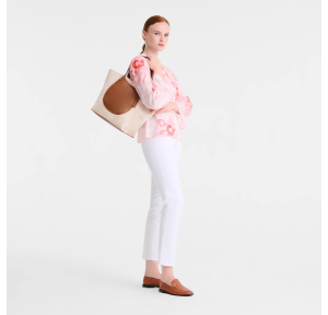 Sac cabas Longchamp en toile Complice 10366HJG 121 couleur Caramel, porté mannequin