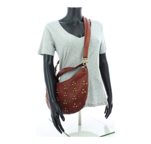 Sac épaule en cuir Biba avec décor clous HIL1L TAN couleur Tan, porté mannequin