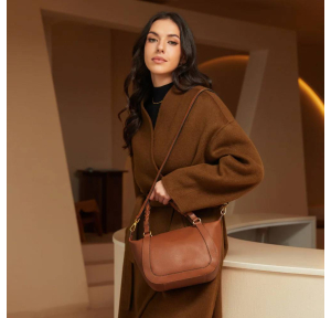 Sac à main Arthur & Aston en Cuir vachette M Julietta A190-02 MARR, couleur Marron, porté mannequin