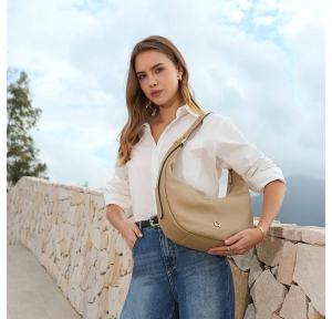 Sac Besace Arthur & Aston en cuir de vachette Camille A203E-11 NATU, couleur Naturel, porté