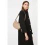Sac demi-lune zippé Lancaster Suave Ace 433-28 couleur Beige, porté mannequin Sac demi-lune zippé Lancaster Suave Ace 433-28 couleur Beige, porté mannequin