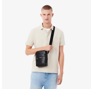 Sacoche homme Lacoste en cuir Ossian NH5047OI 000 couleur Noir, porté