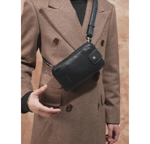 Pochette smartphone Arthur & Aston Ange en cuir 2528-09-NOIR portée en bandoulière